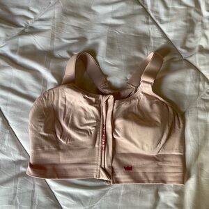 She fit sports bra, light pink